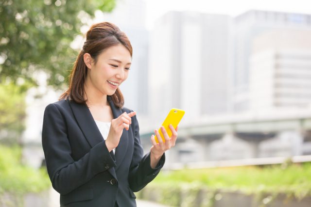 japanese-business-woman-holding-a-smart-phone