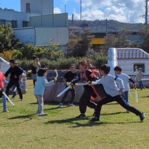 京都新聞にて「田辺籠城戦国まつり2023 チャンバラ合戦」の様子が掲載されました
