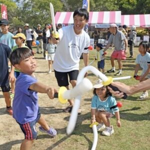 西日本新聞meにて、弊社の「チャンバラ合戦」の様子が掲載されました