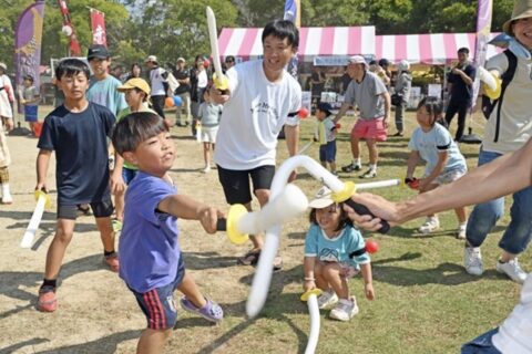 西日本新聞meにて、弊社の「チャンバラ合戦」の様子が掲載されました