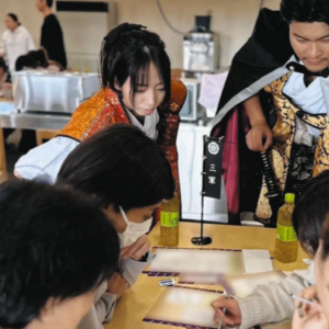 東京新聞にて、弊社のチームビルディング研修が紹介されました