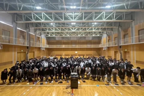 全員参加型の謎解きで学年全体の交流を促進。新学期の親睦とコミュニケーションを深めるチームビルディング